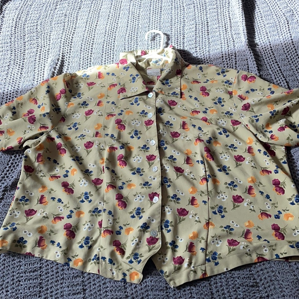 Green print women’s top. Size 22